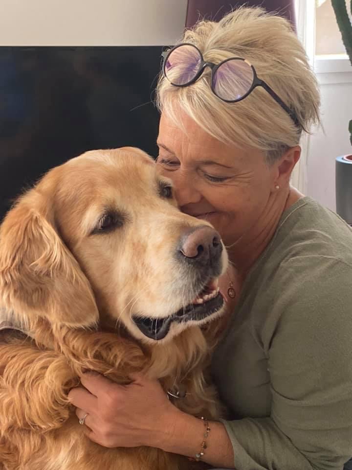 Kinésiologue faisant un câlin à un chien